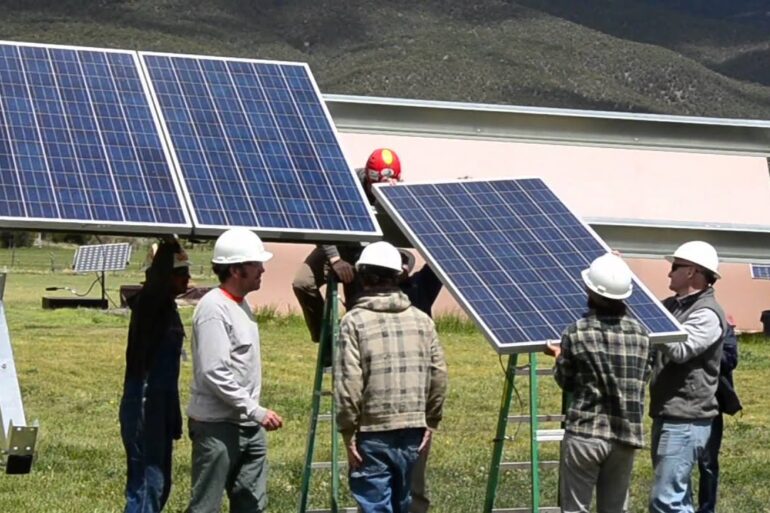 الاستثمار في التدريب: خيار حكيم لتوسيع القوى العاملة في مجال الطاقة الشمسية